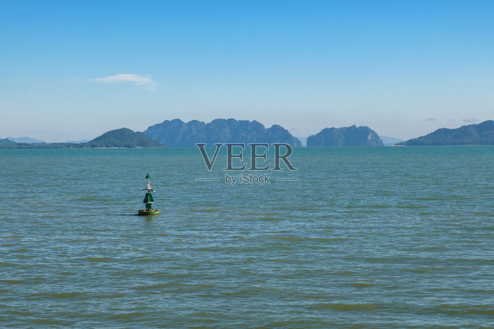 热带海景，景观与绿色浮标在前景。照片摄影图片