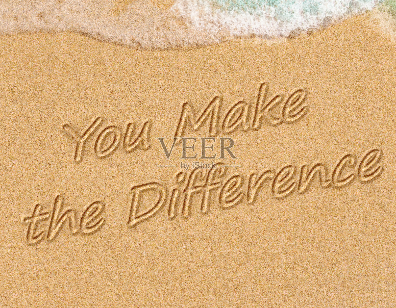 在沙滩上的沙子上，随着海水冲刷海岸，你会改变世界照片摄影图片