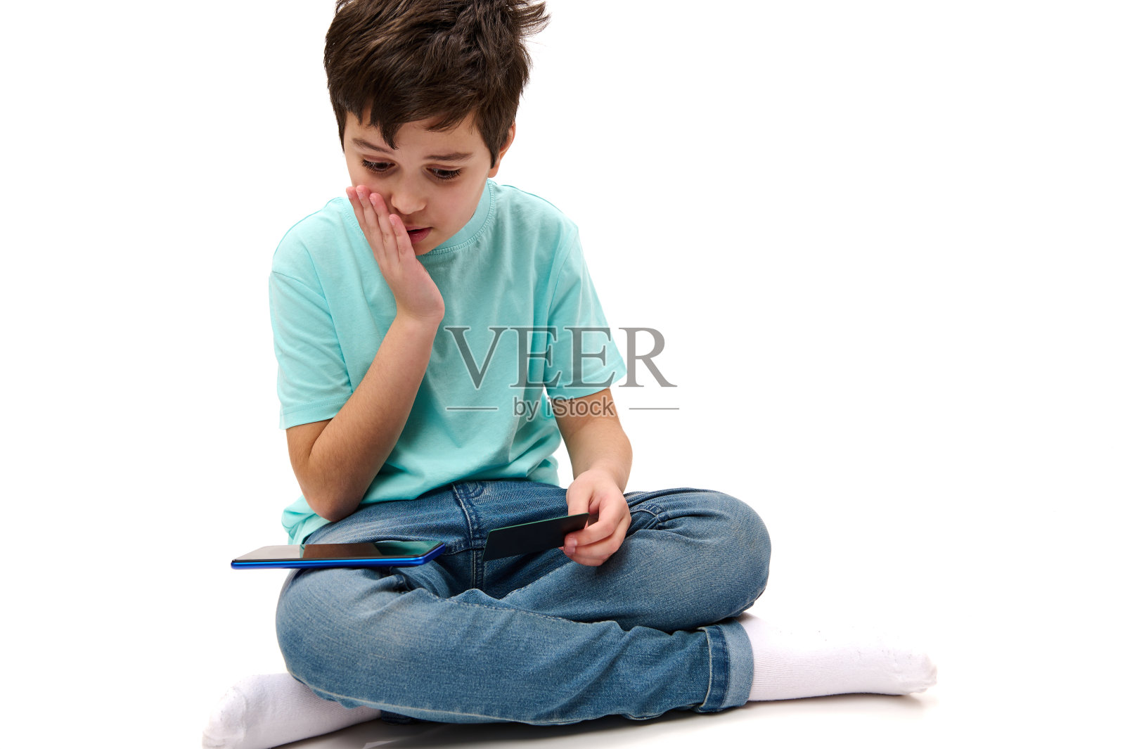 白人少年，使用手机和信用卡，在白种人背景下网购。本空间照片摄影图片