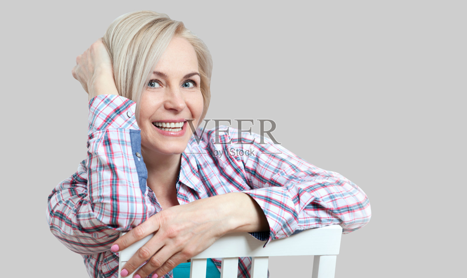 迷人的中年女子放松孤立。这张漂亮的脸特写。照片摄影图片