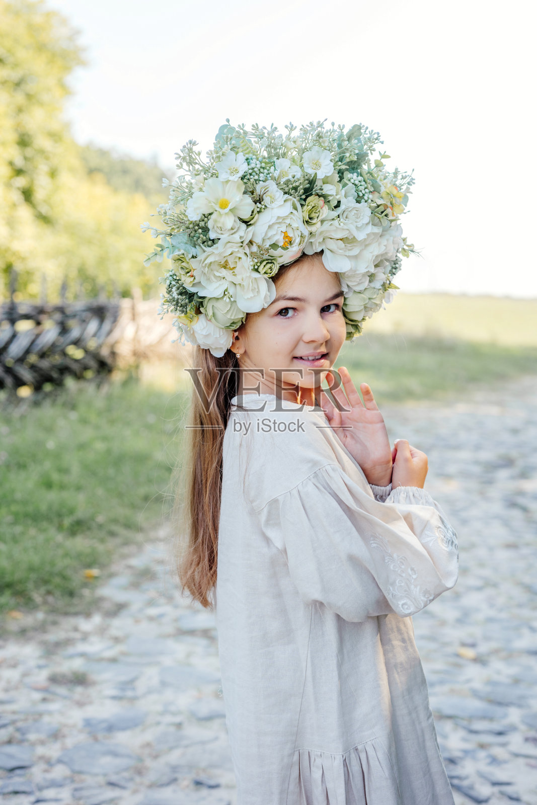 女孩穿着民族服饰，戴着花环照片摄影图片