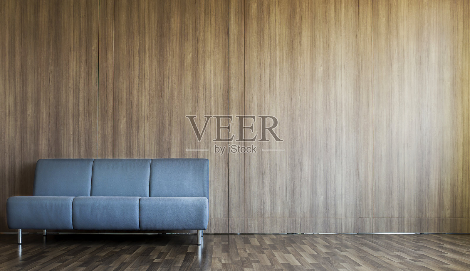 房间左边有蓝色沙发，有墙壁和木地板照片摄影图片