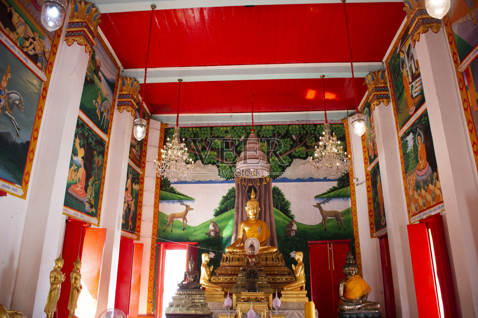 古老的古董佛像为泰国人旅行者旅行，参观和尊重祈祷，祝福，希望神圣的神秘崇拜天使神在笏卡寺在素攀武里市，泰国照片摄影图片