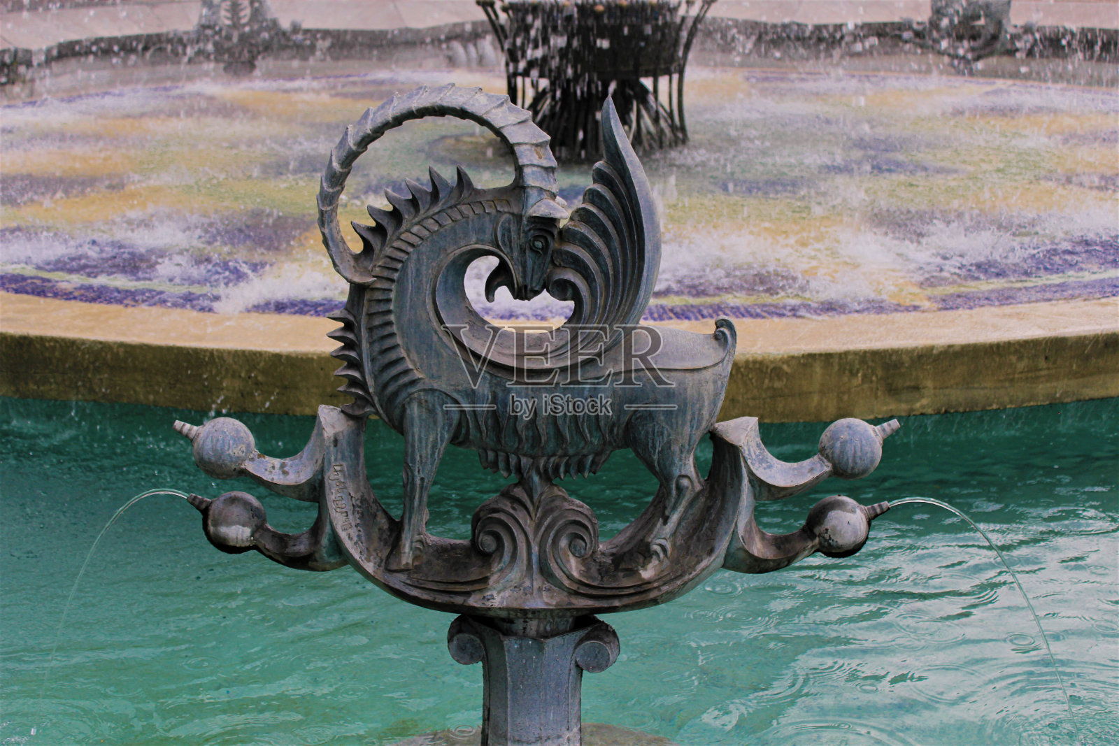 喷泉中的青铜雕塑照片摄影图片