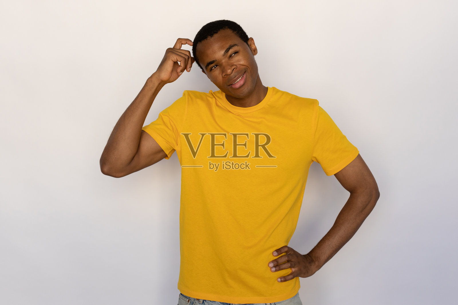 沉思的年轻人挠头思考照片摄影图片