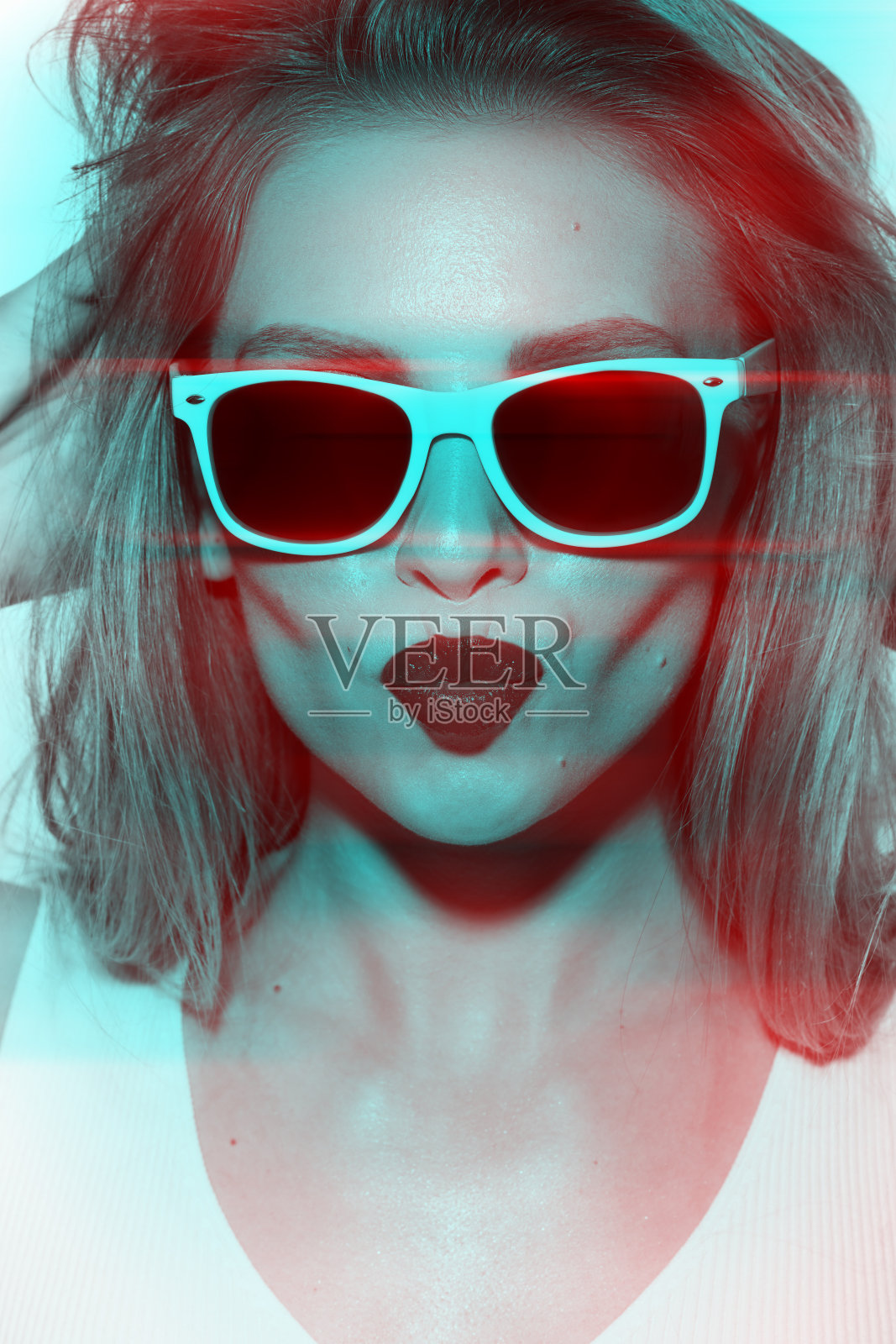 美女特写工作室肖像与白色太阳镜送吻在RGB颜色分裂效果风格照片摄影图片