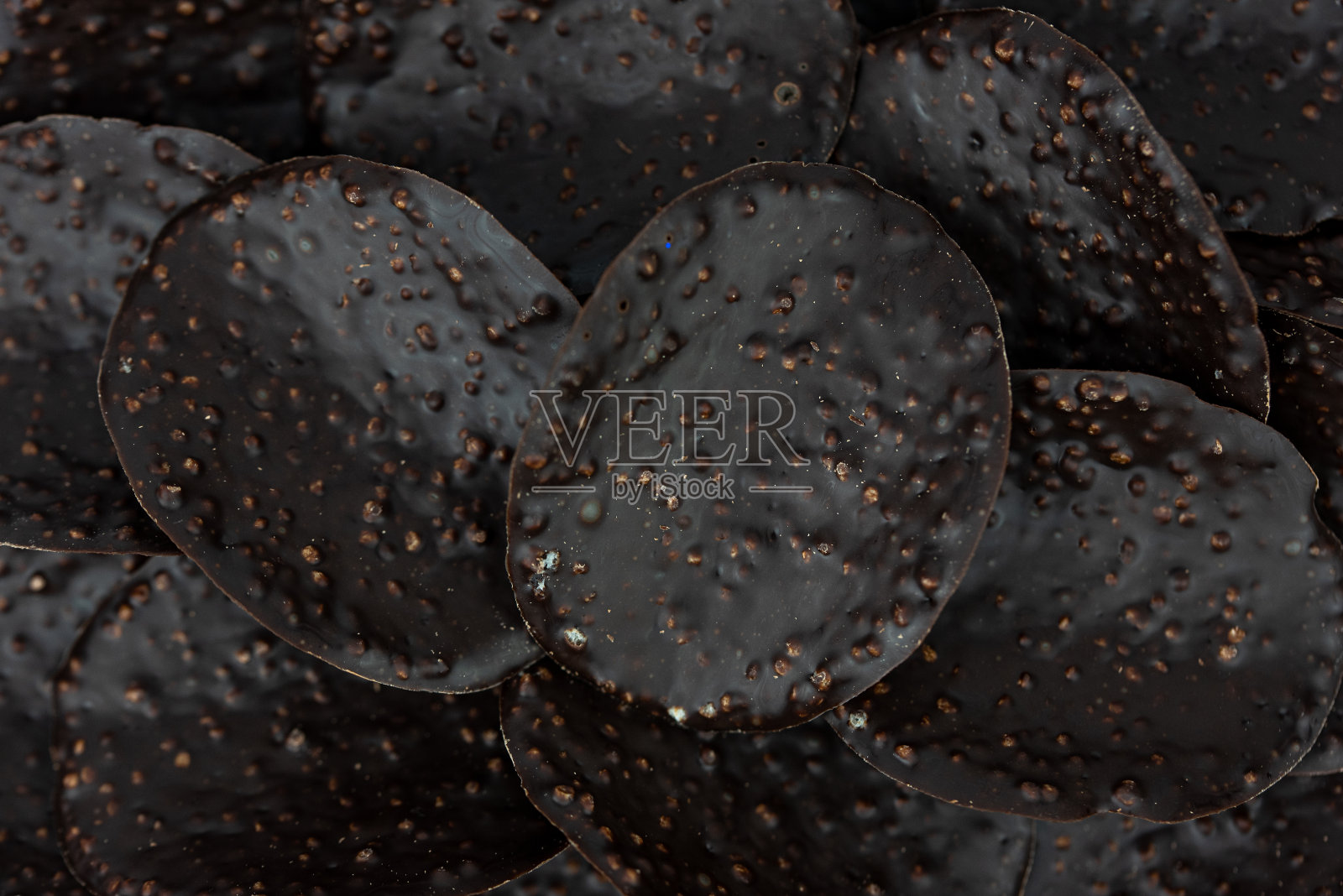 酥脆的黑巧克力片照片摄影图片