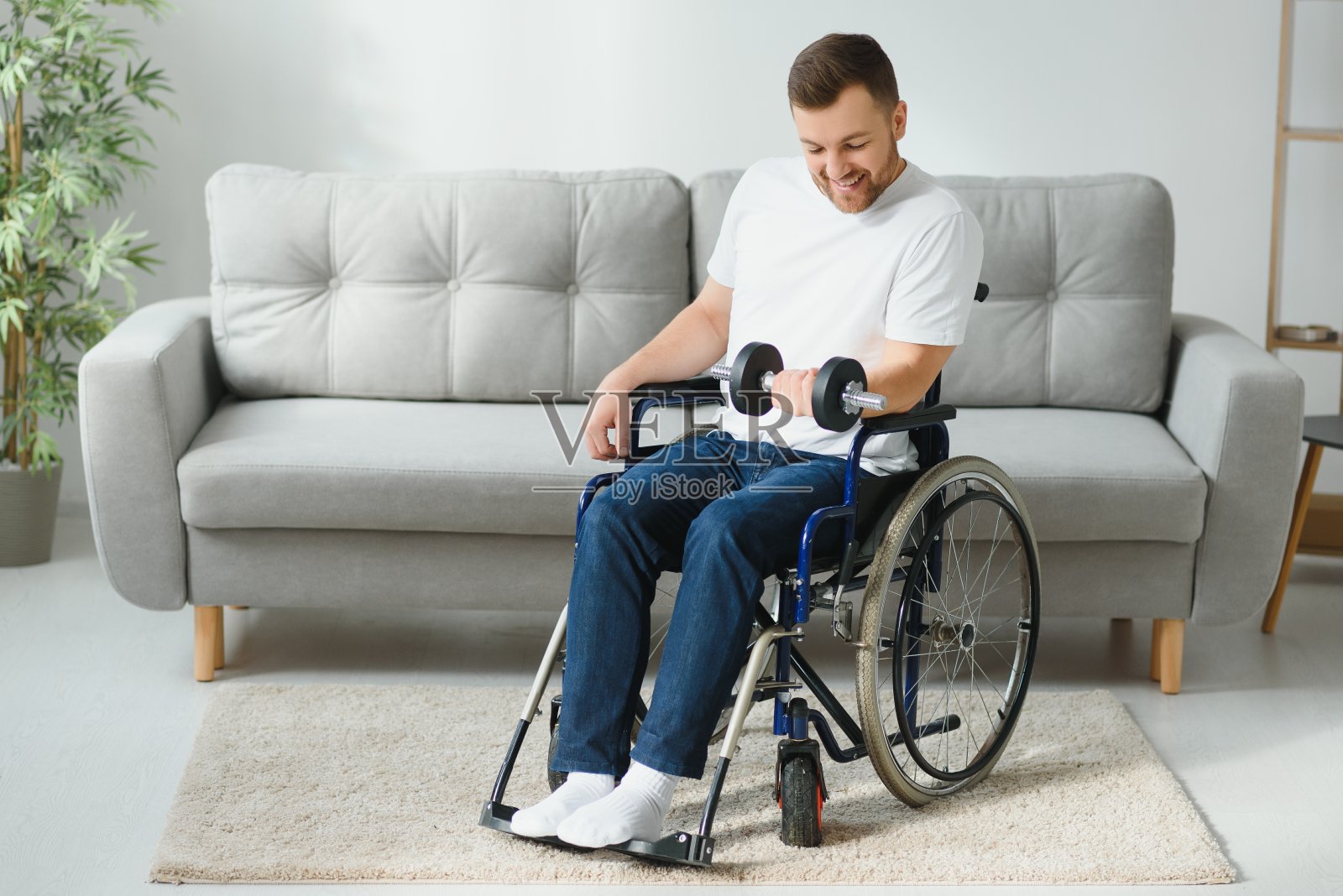 残疾男子在家中养伤照片摄影图片