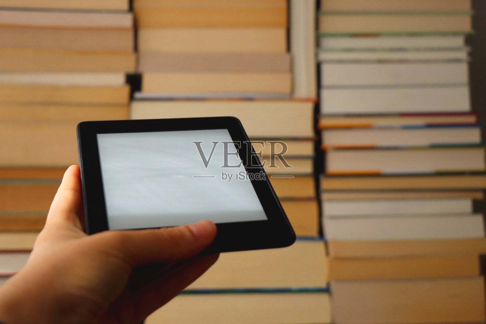 电子阅读器和印刷书籍照片摄影图片