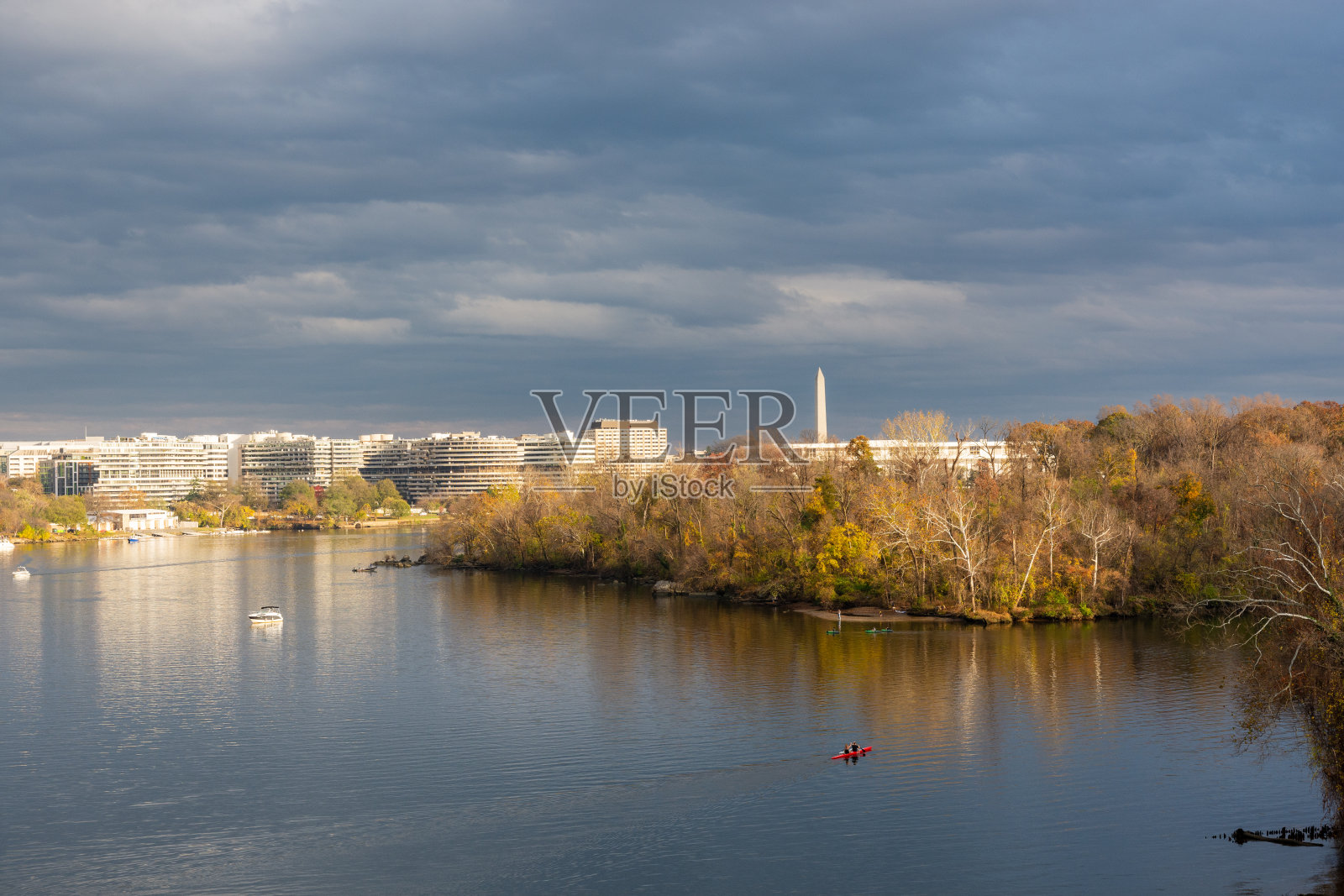 在波托马克河上的西奥多·罗斯福岛周围划皮划艇和皮划艇是华盛顿当地人和游客最喜欢的水上娱乐活动。照片摄影图片