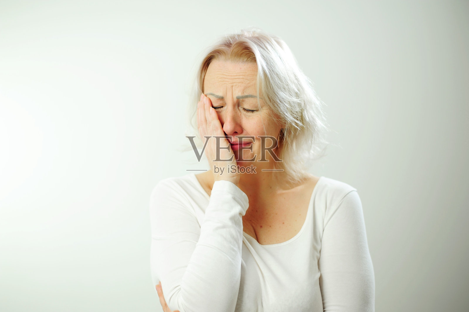 白头发的女人用手捂住脸，哭着悲伤不快乐悲伤哭泣的女人用眼泪眼睛特写可爱美丽但悲伤悲伤紊乱照片摄影图片