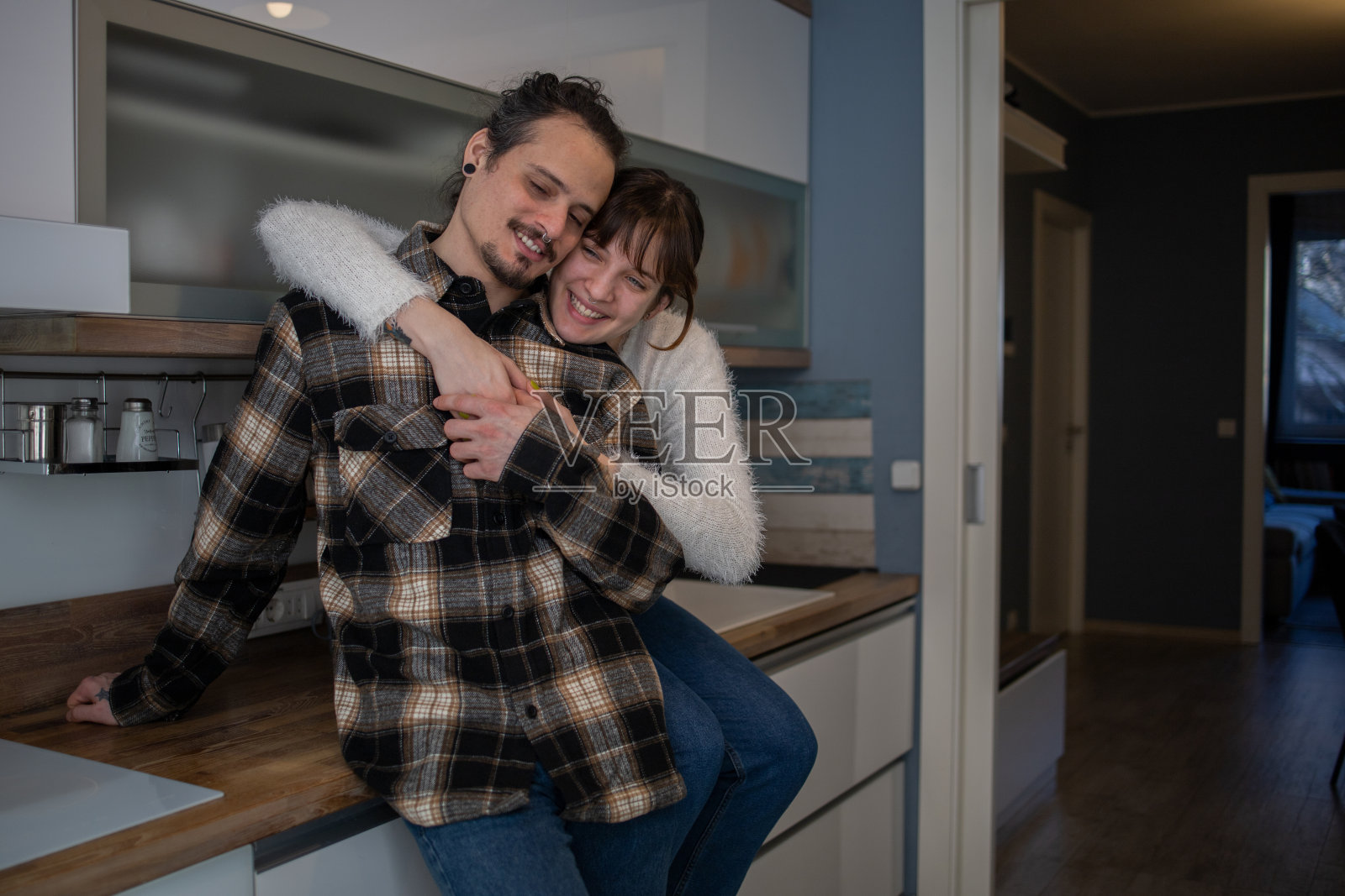 幸福的小情侣在家里照片摄影图片