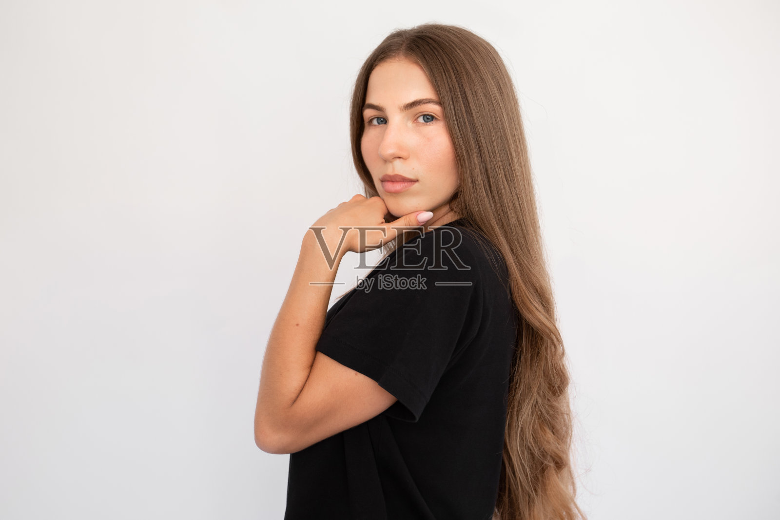 严肃的年轻女子看着相机的肖像照片摄影图片