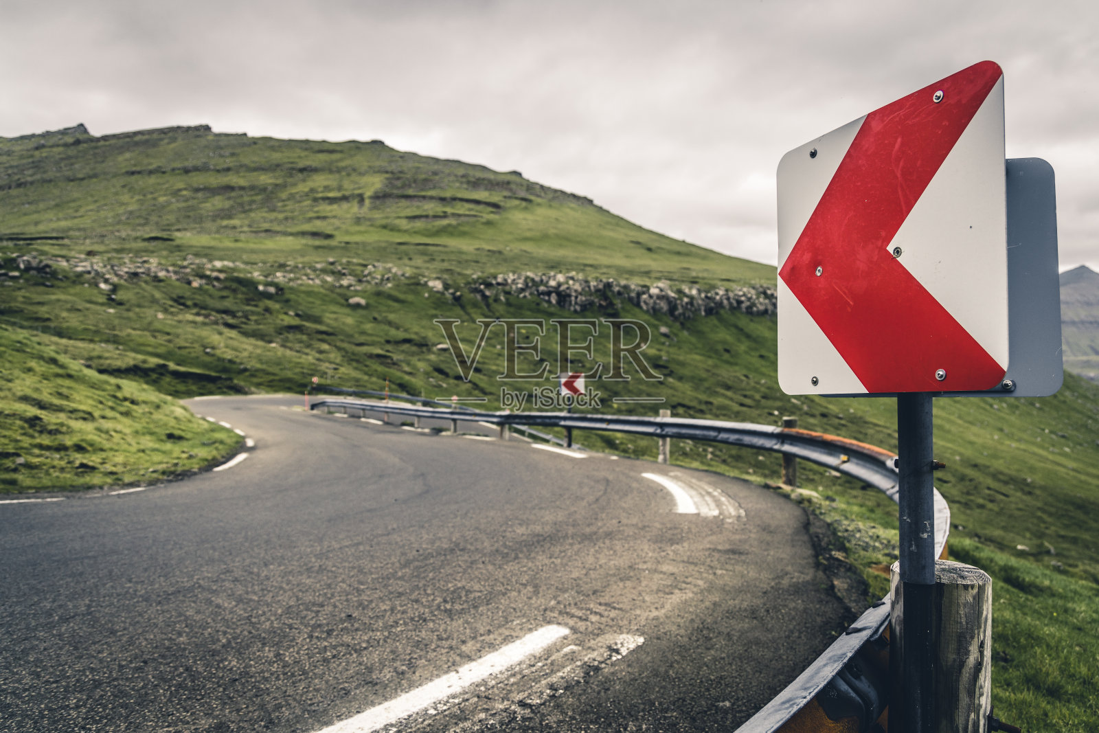 法罗群岛，埃斯特罗伊的街角路标照片摄影图片