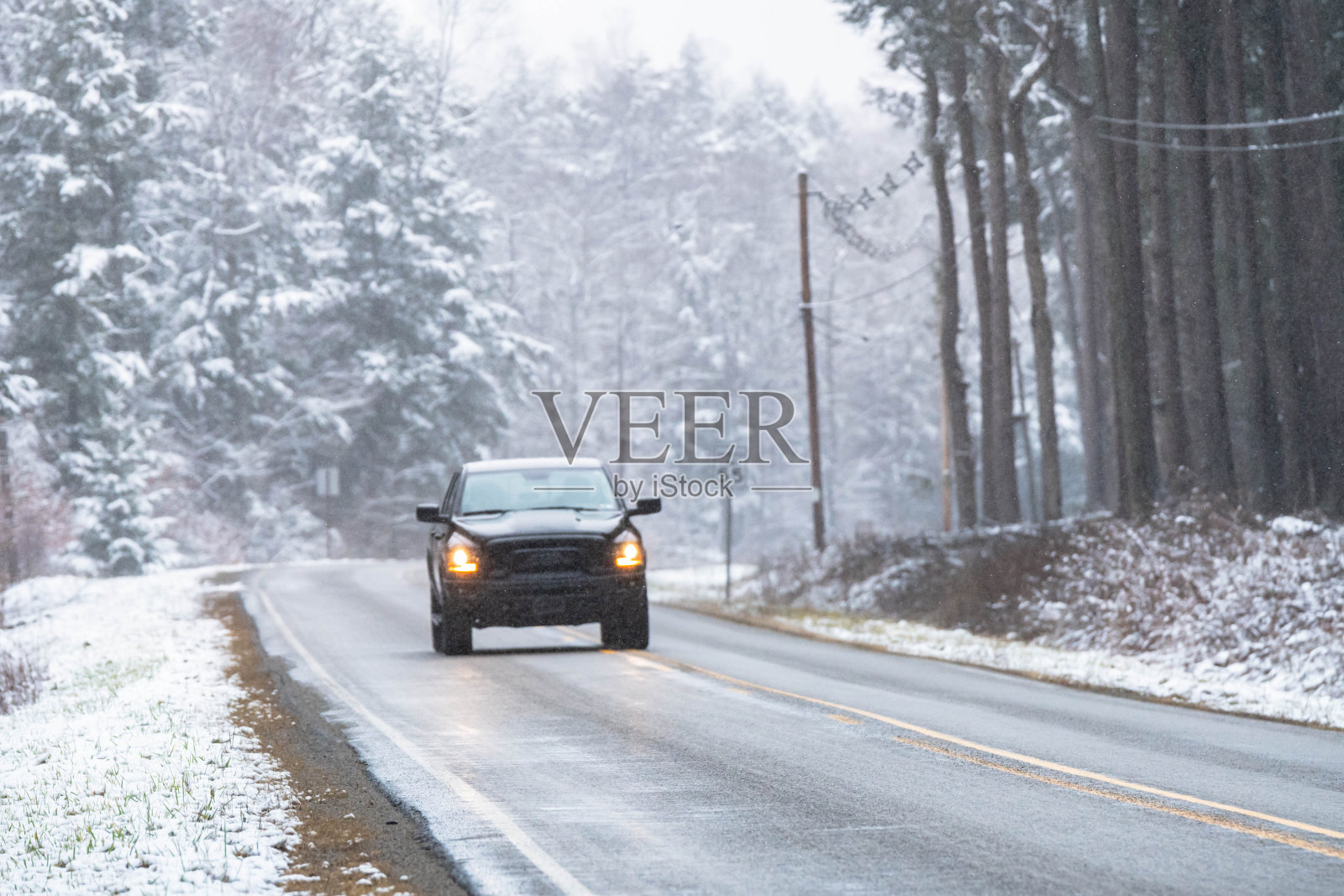 冬季道路旅行时下雪，在林地道路，无论季节，复制空间照片摄影图片