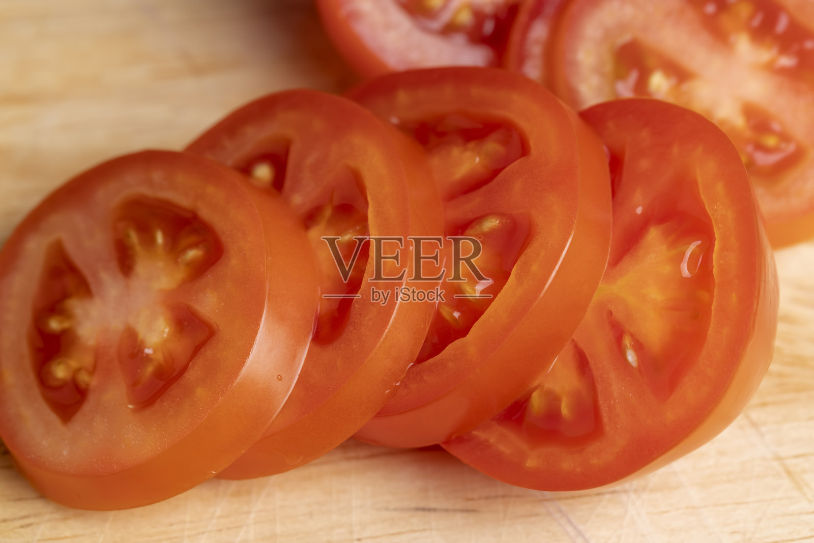 把新鲜的红番茄切片放在板上照片摄影图片