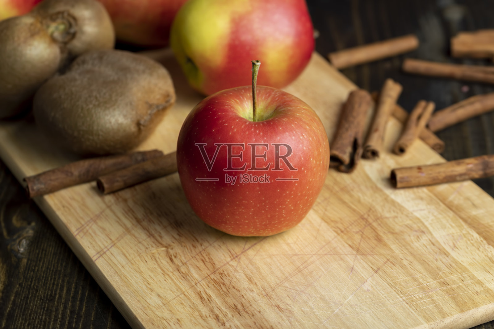 厨房桌子上有新鲜的红苹果和绿苹果照片摄影图片