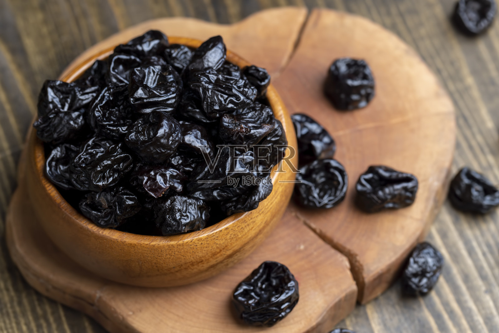 黑色的梅干堆里有大量成熟的梅子照片摄影图片