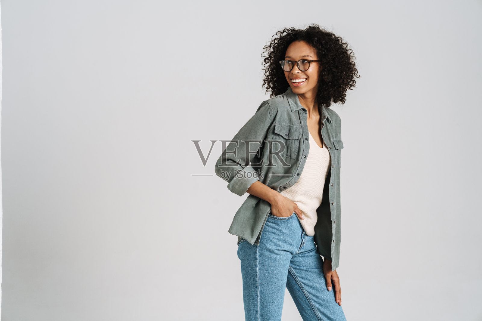 黑卷女人戴眼镜微笑着看一边照片摄影图片