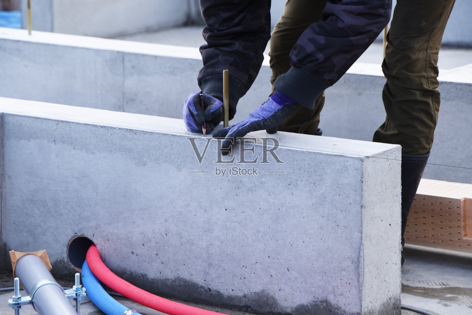 住宅建筑的基础施工现场。完成基础工作。照片摄影图片