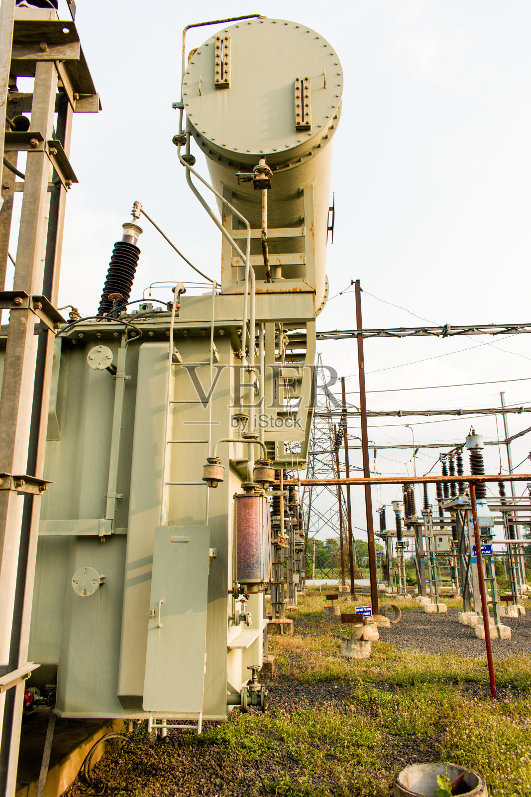 110kv高压配电变压器安装在配电站。照片摄影图片