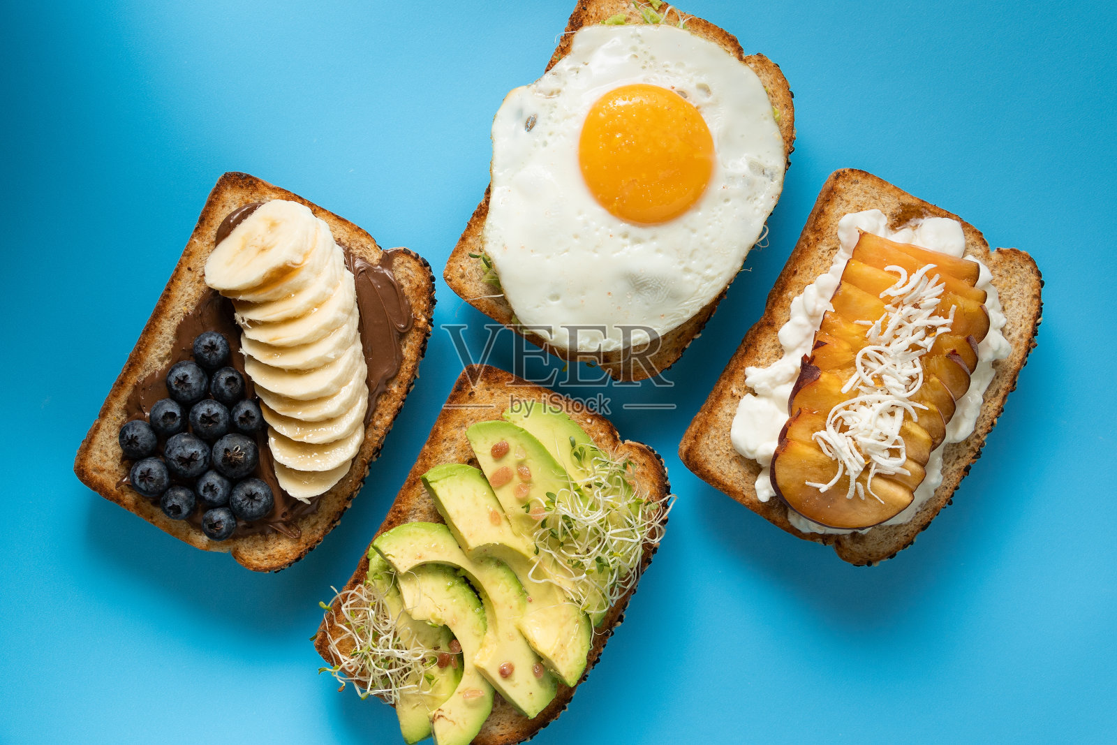 四片吐司加甜的和咸的配料照片摄影图片