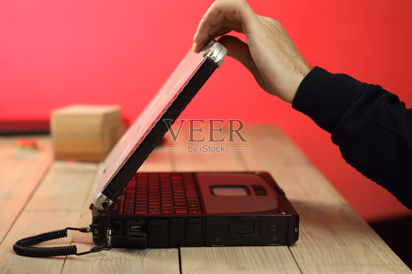 打开旧笔记本电脑的人照片摄影图片