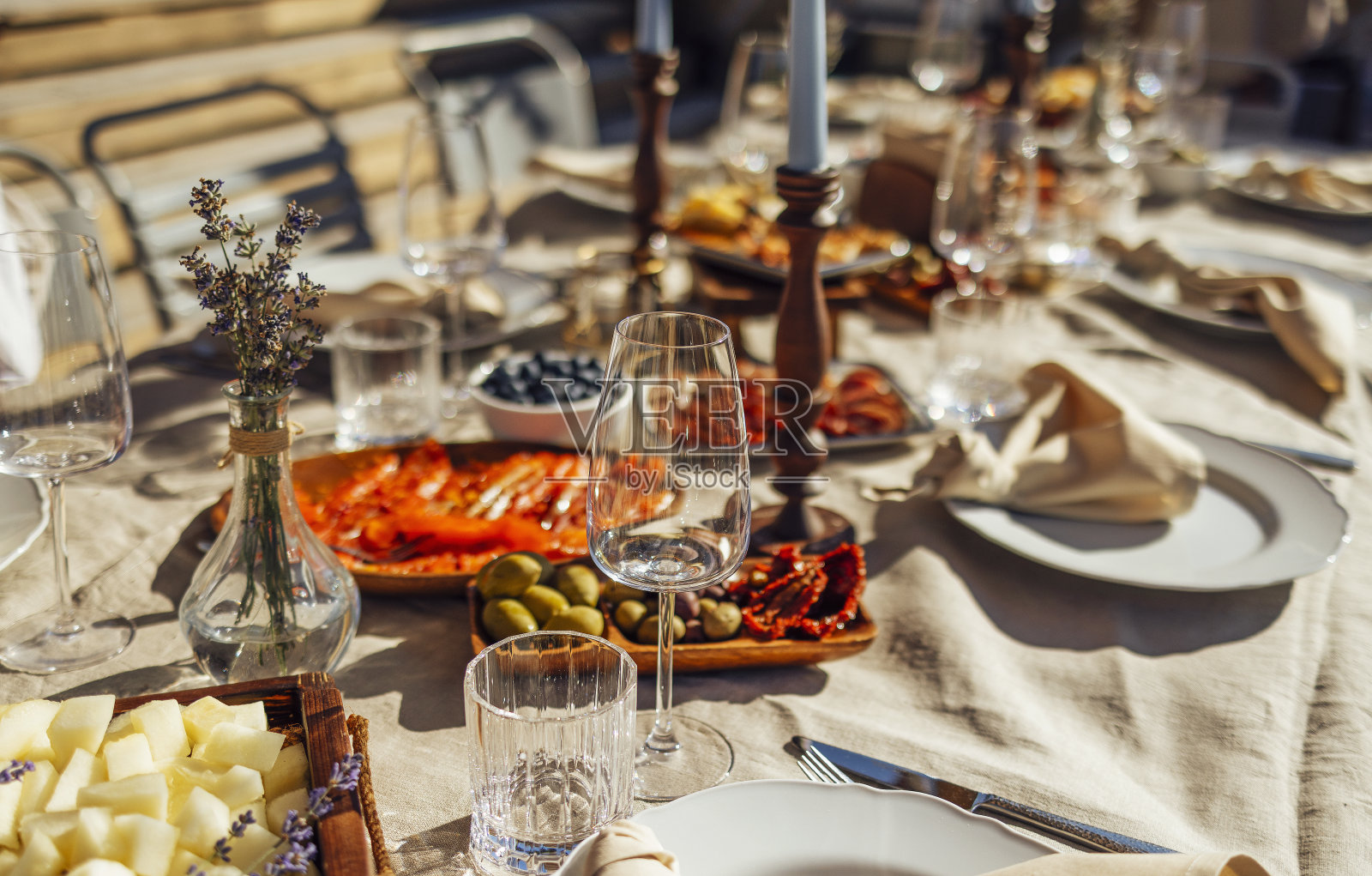头发和客人用蜡烛装饰的桌子上有餐具和陶器照片摄影图片