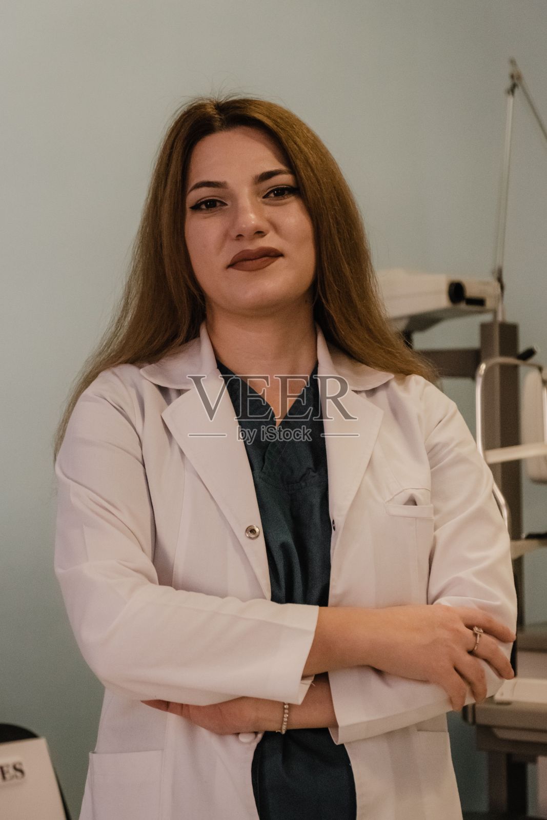 一位眼科医生在诊室里的垂直肖像照片摄影图片