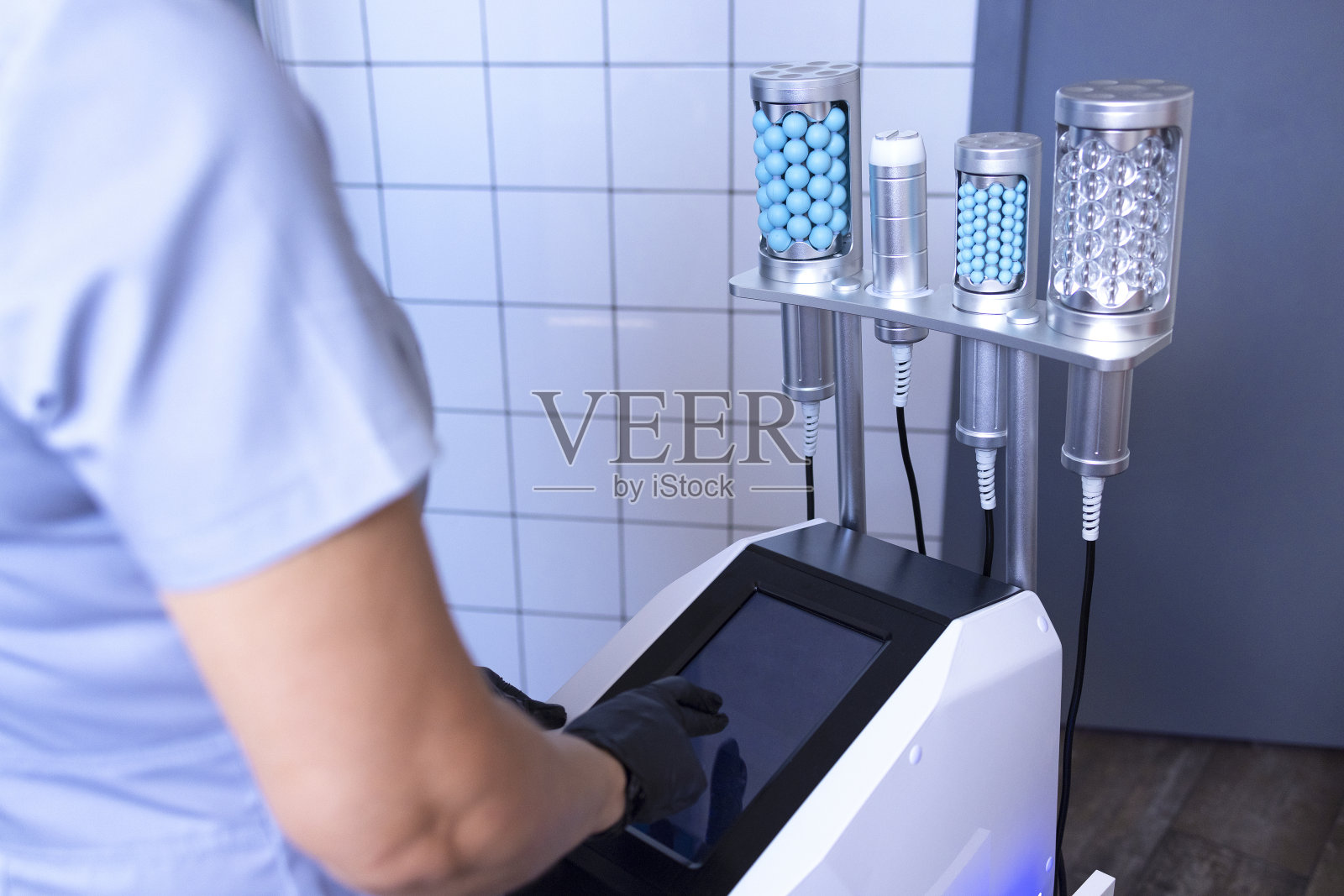 匿名美容师用按摩器为匿名顾客去除臀部脂肪照片摄影图片