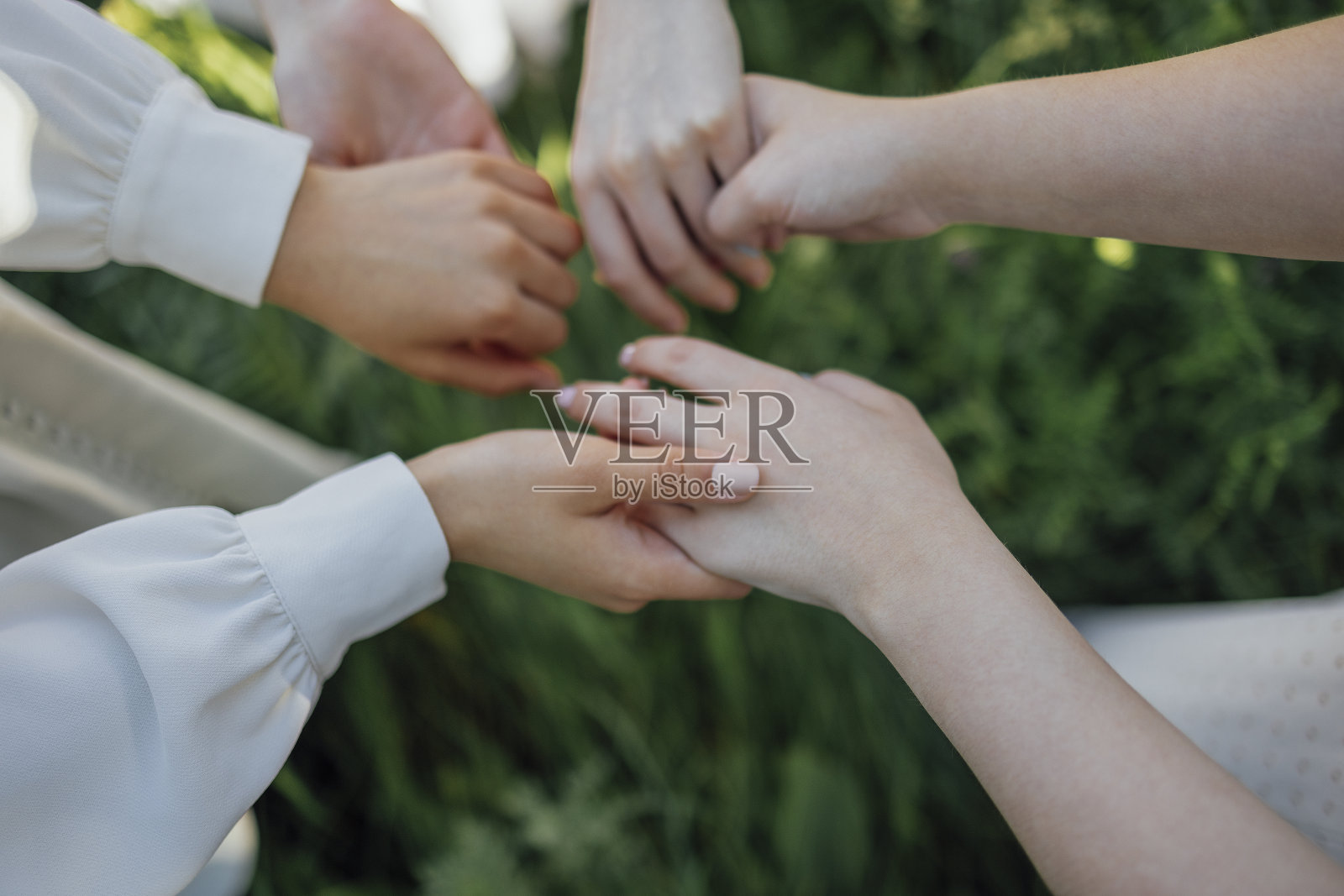 一个女人的手触摸草地的特写，感受自然照片摄影图片