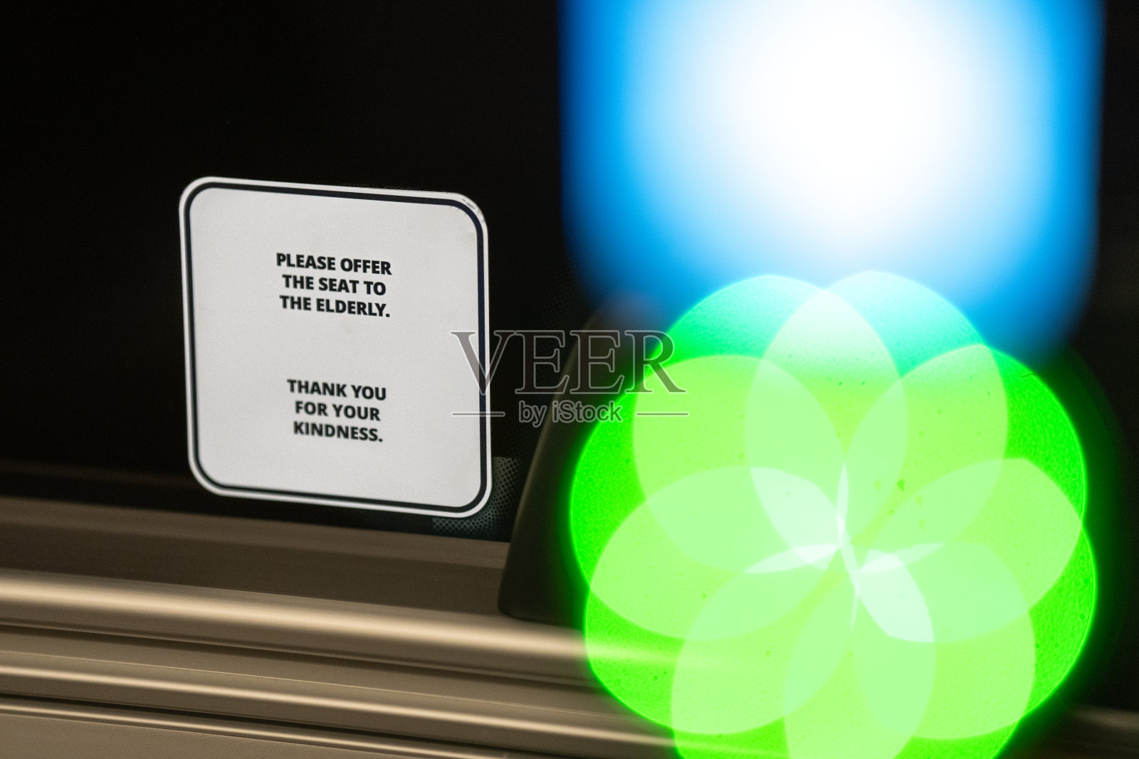 市区通勤巴士长者优先座位标志照片摄影图片