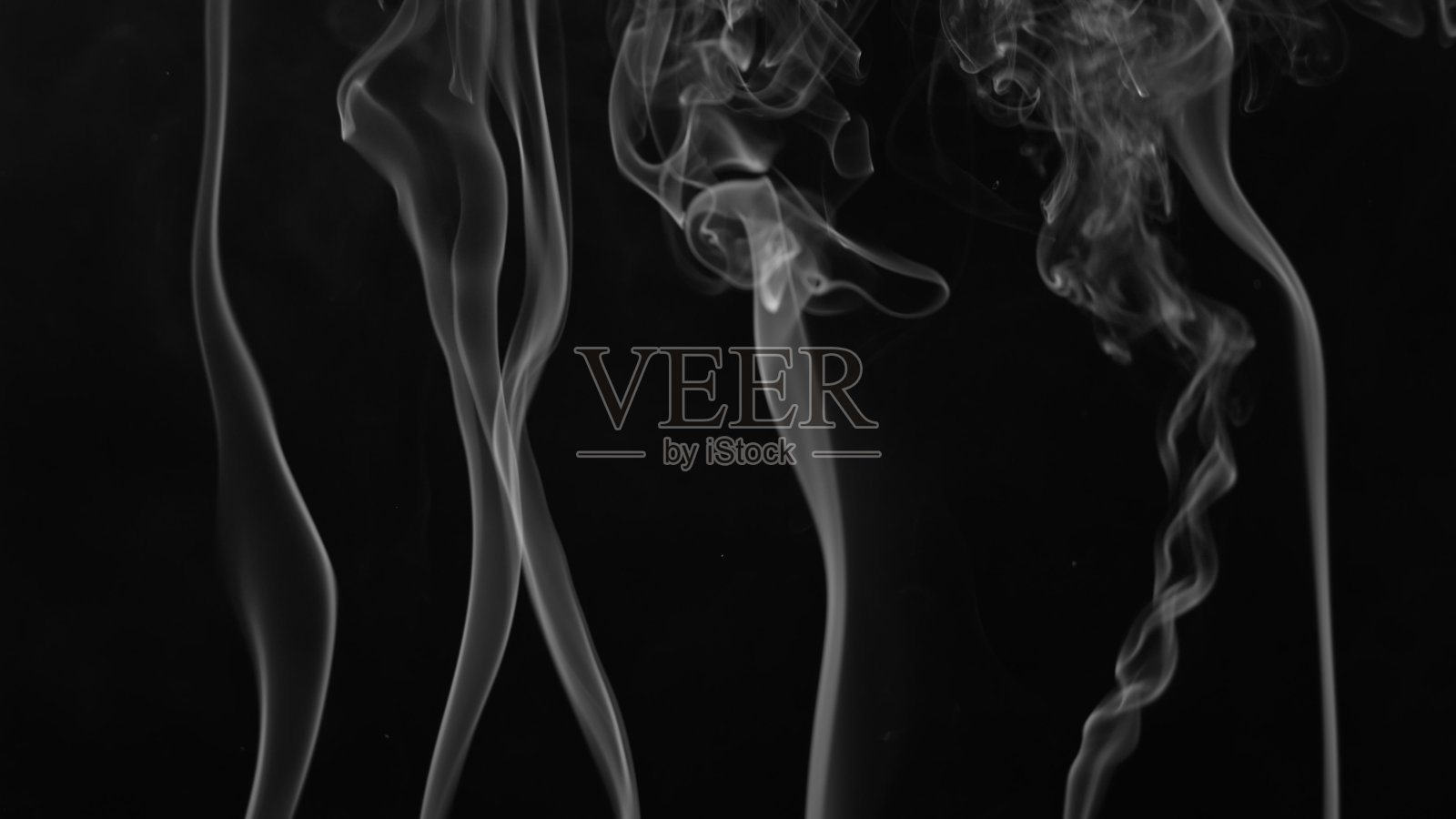 黑色背景上的烟雾照片摄影图片