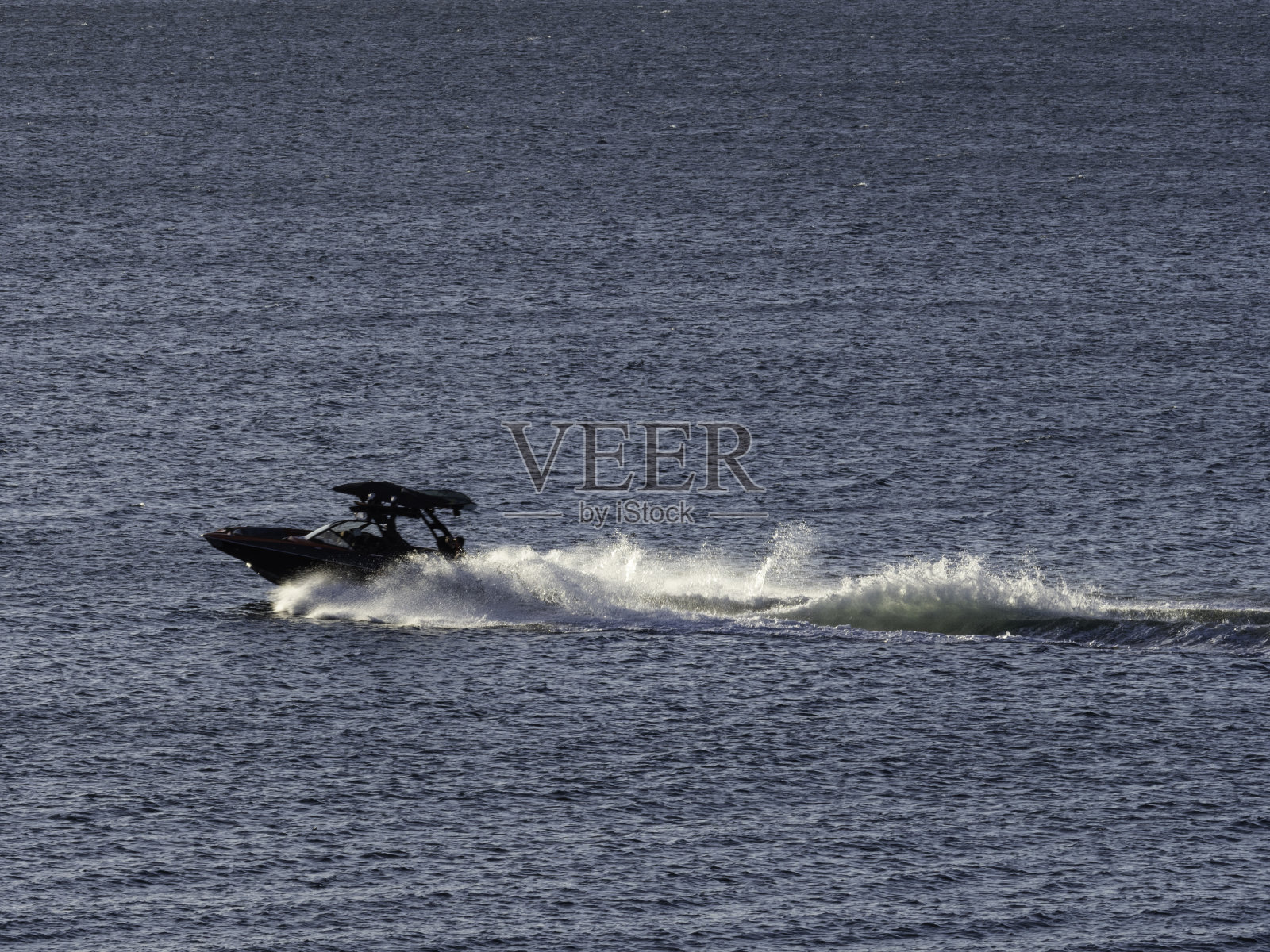 在水中的快艇离开尾迹照片摄影图片