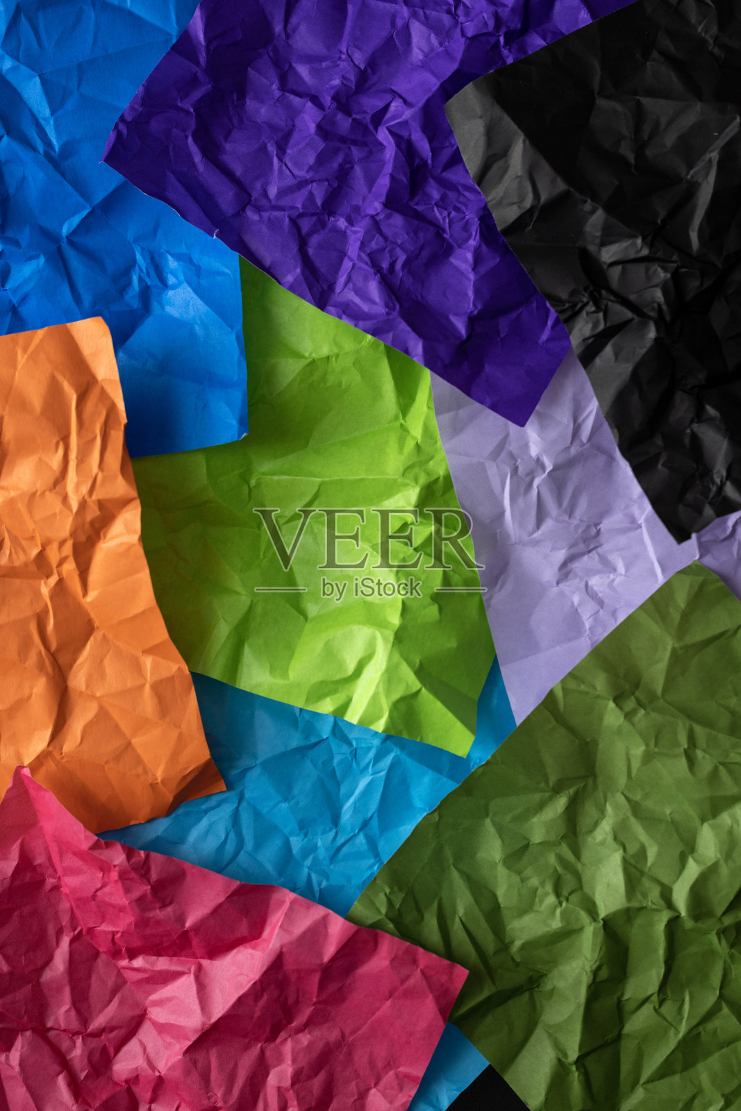 多色皱纸黑色背景。纹理、背景照片摄影图片