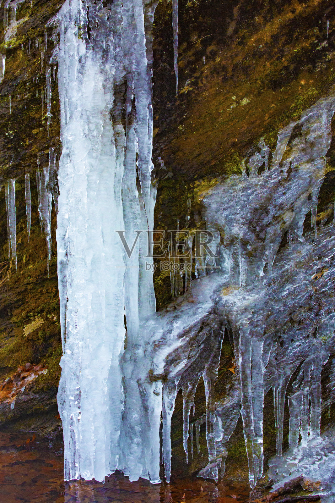康涅狄格州博尔顿Notch岩架上的冰形成颜色。照片摄影图片