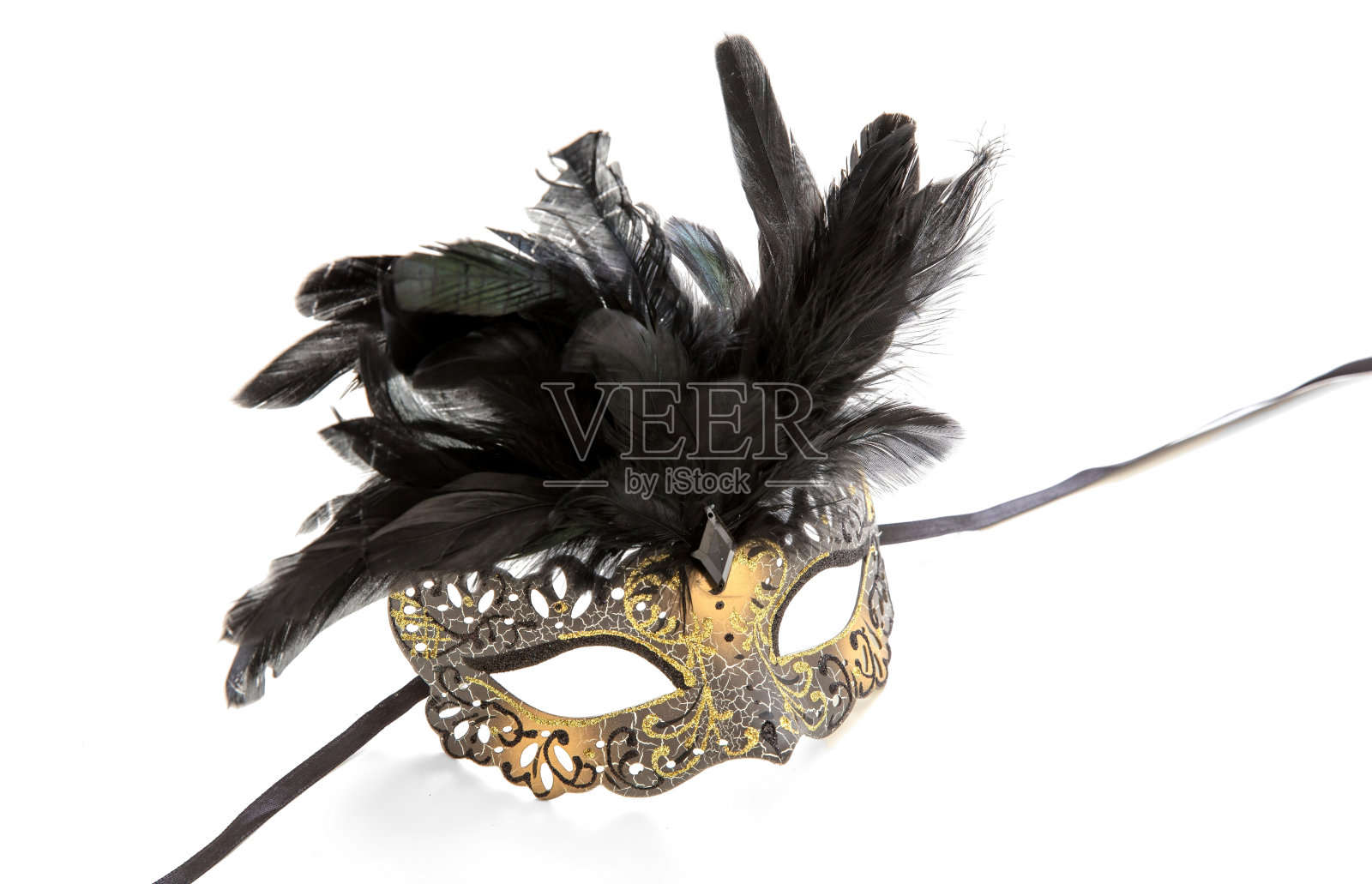 嘉年华威尼斯面具与黑色羽毛装饰孤立在白色照片摄影图片