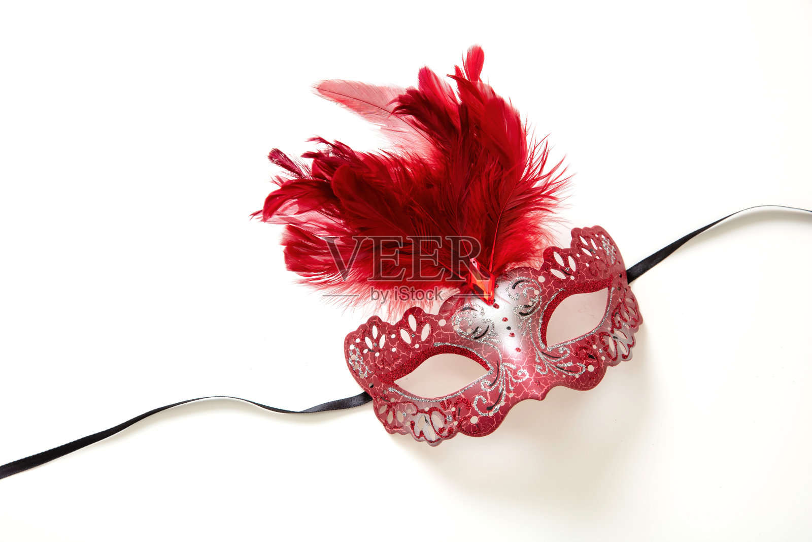 嘉年华威尼斯面具与红色羽毛装饰孤立在白色照片摄影图片