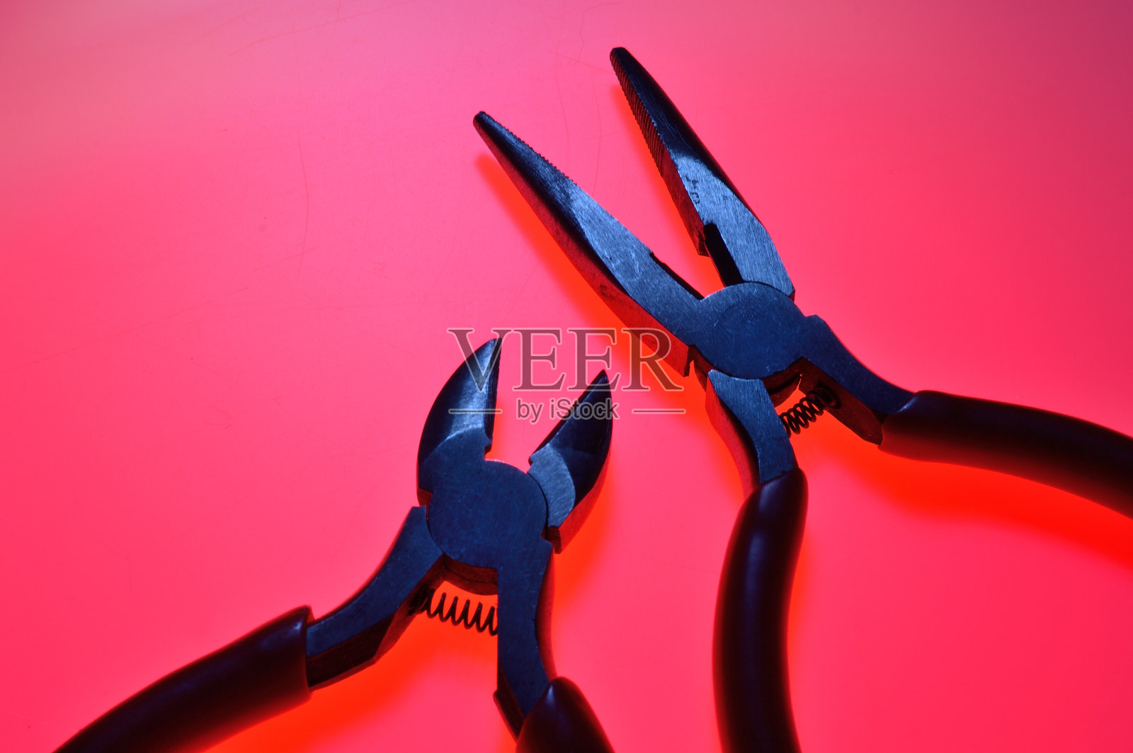 与电工一起工作的工具钢丝钳和钳子。全色背景。特写镜头照片摄影图片