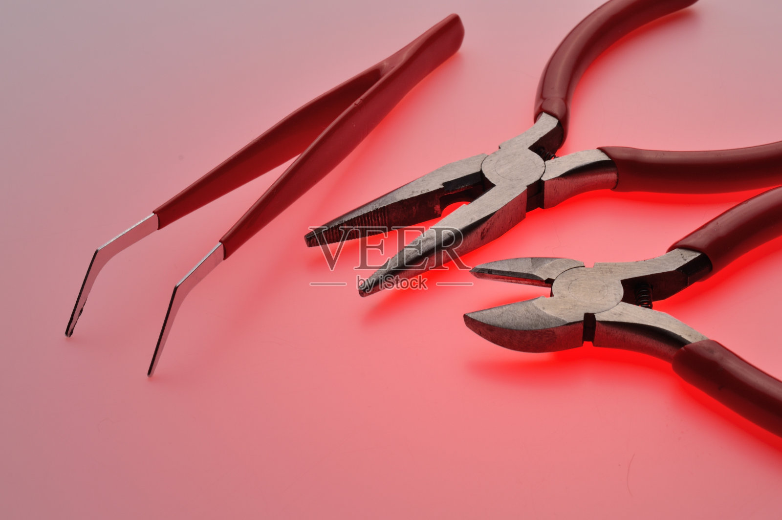 与电工一起工作的工具钢丝钳和钳子。全色背景。特写镜头照片摄影图片