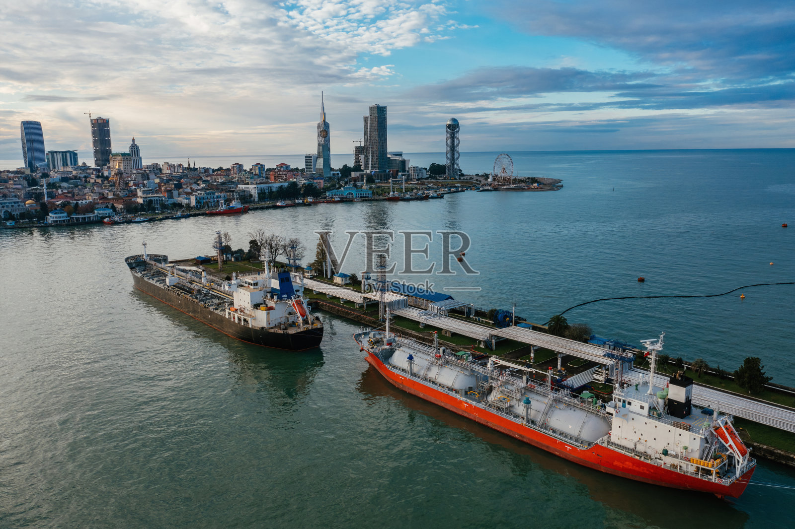 液化石油气油船。加油机装车过程，无人机鸟瞰图照片摄影图片