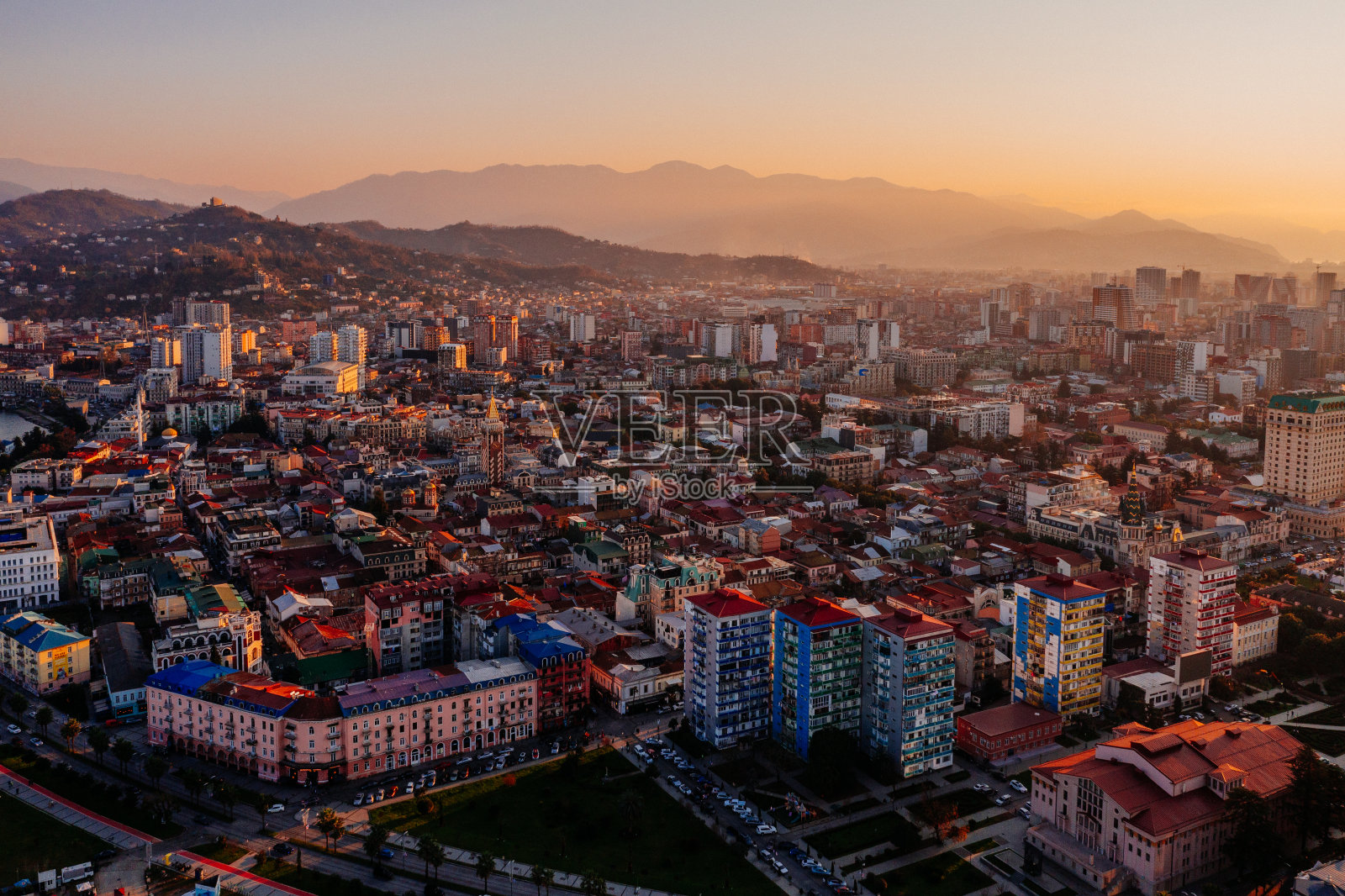 在格鲁吉亚巴统市现代部分的傍晚日落的无人机空中全景照片摄影图片