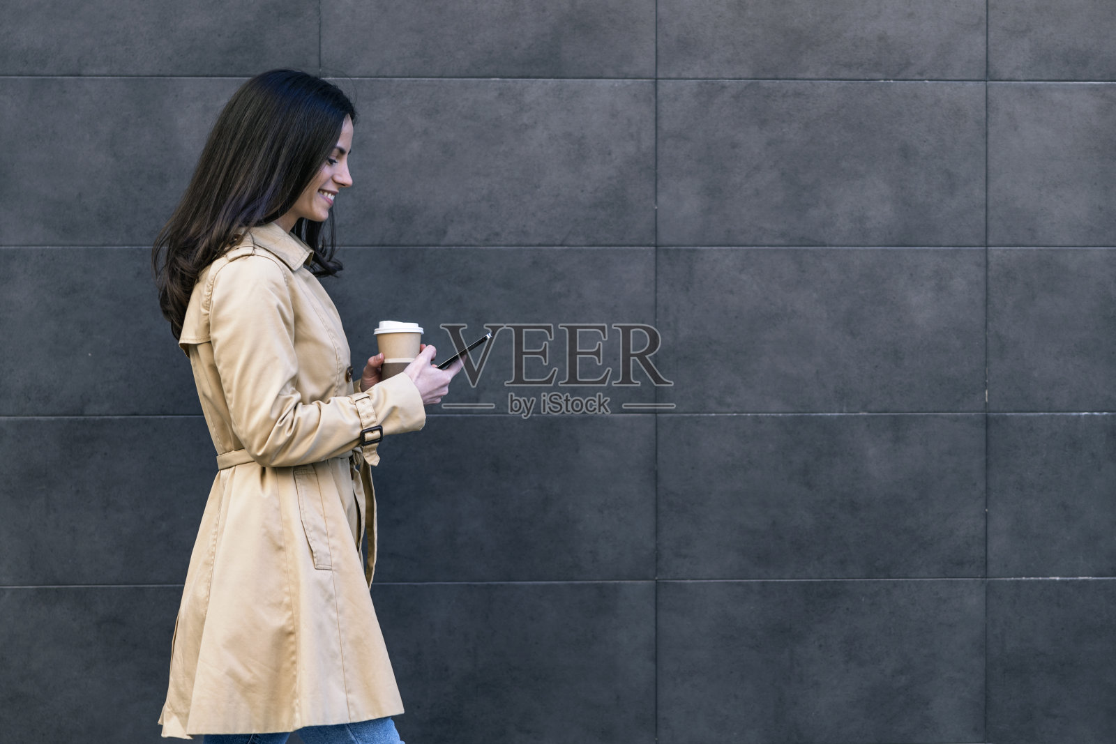 女子使用智能手机照片摄影图片