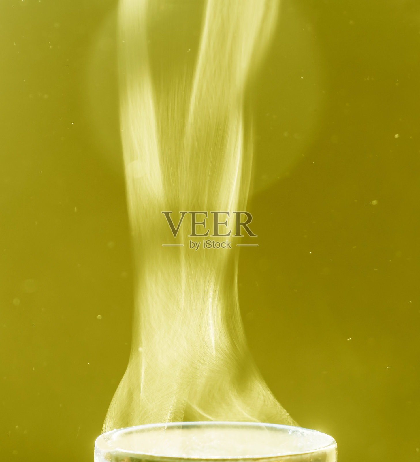 蒸汽在杯子上的流动。照片摄影图片