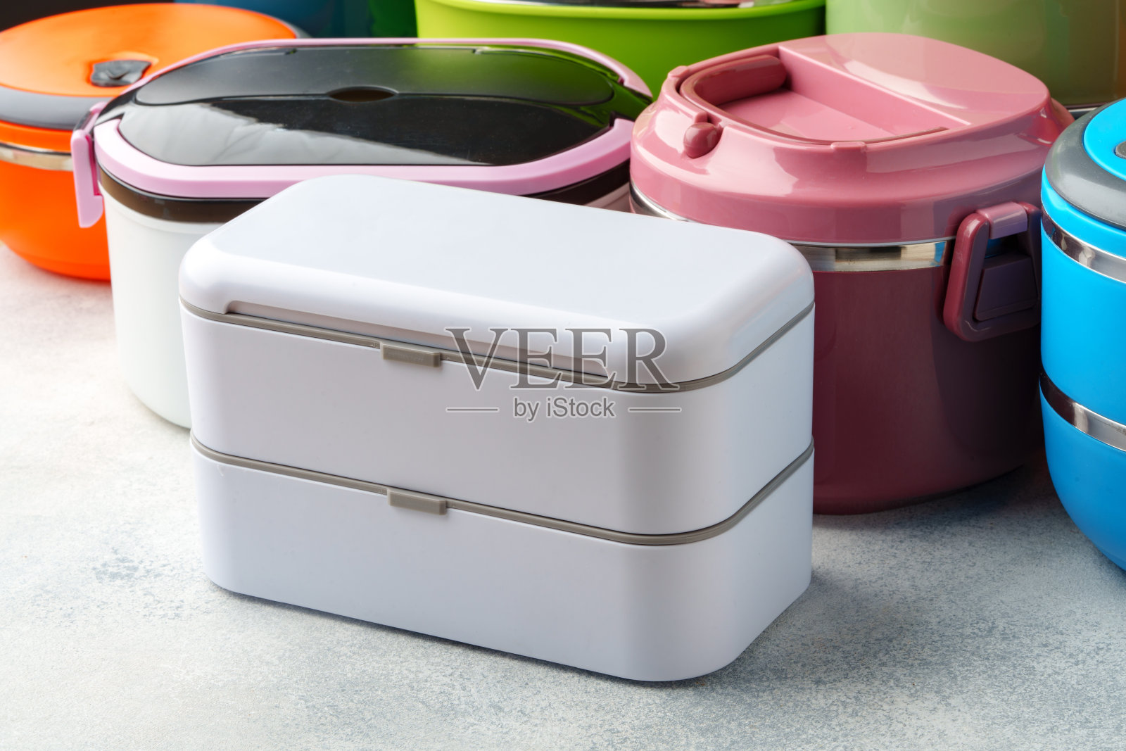 一家商店里有许多塑料食品容器作为背景照片摄影图片