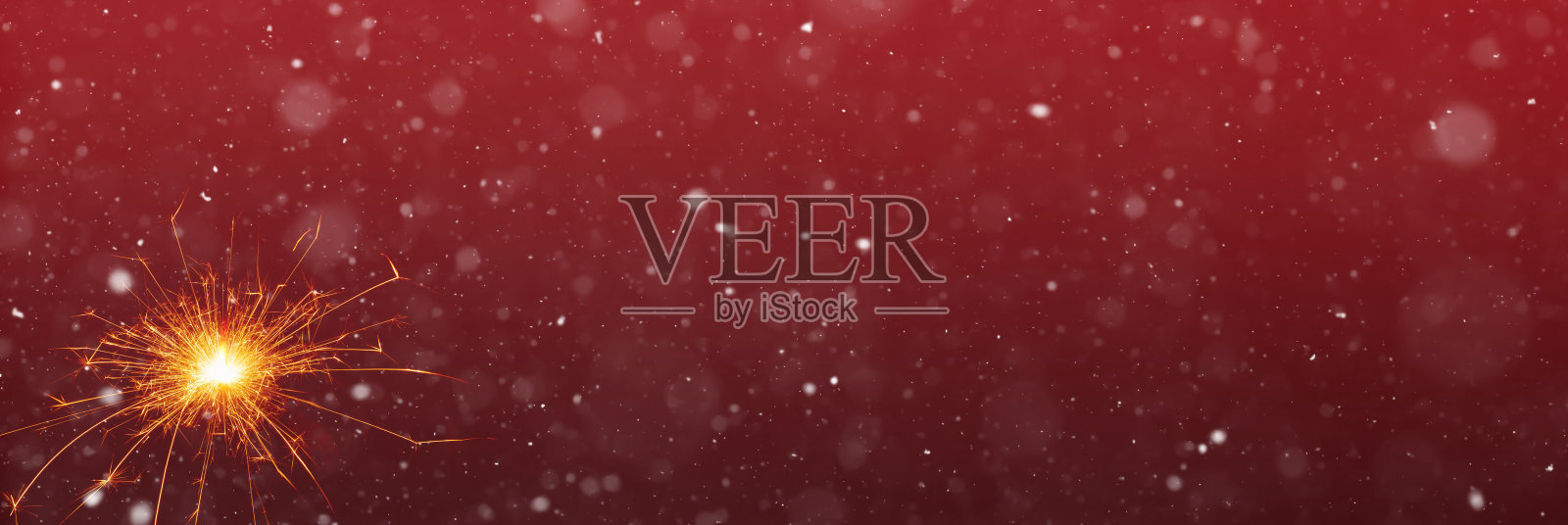 燃烧的火花在抽象的雪地背景，派对概念与广告空间照片摄影图片