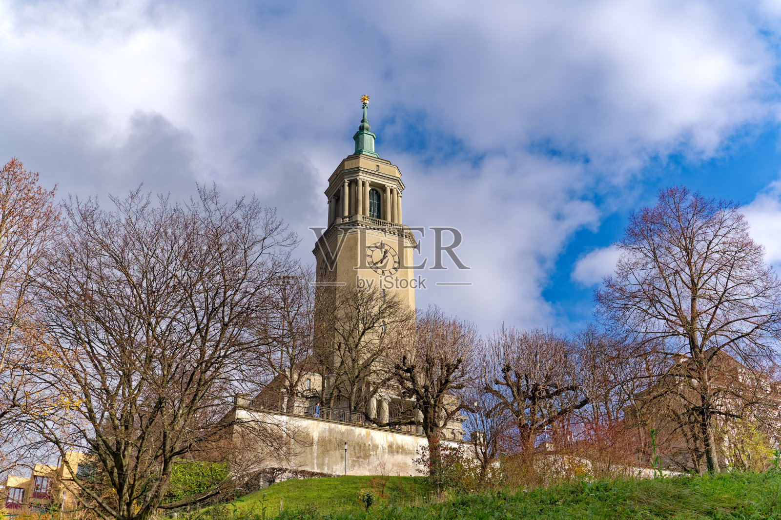 在一个蓝色多云的秋日，苏黎世市阳光明媚的大教堂佛鲁国际塔。照片摄影图片