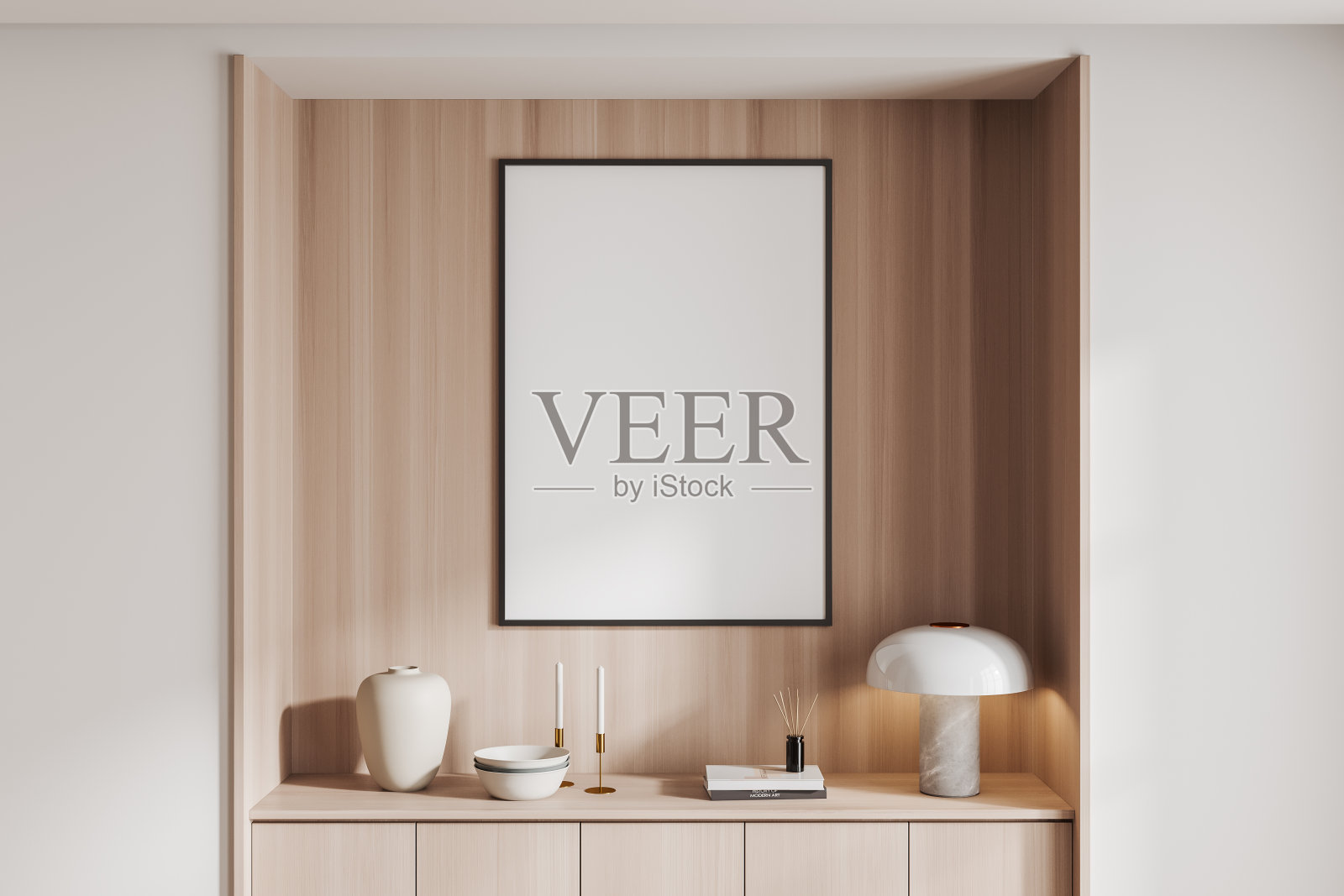 正面视图明亮的客厅内部与空白色海报照片摄影图片