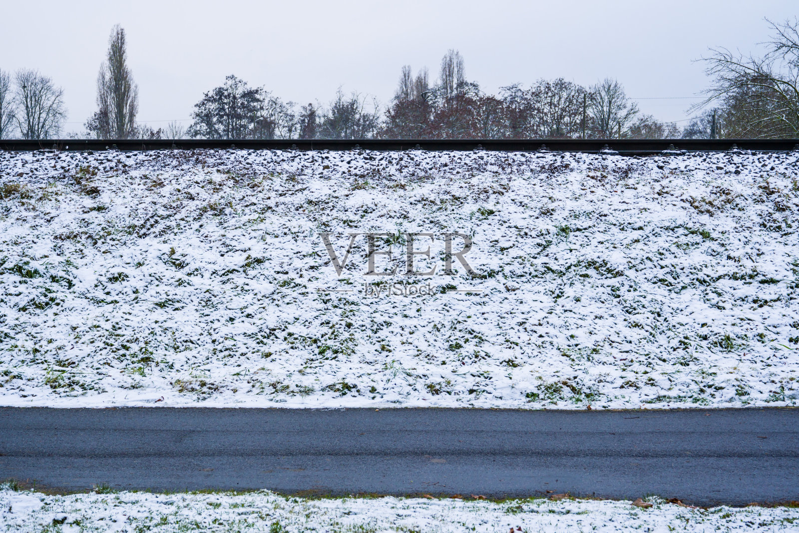 行人道上的电车路堤被雪覆盖照片摄影图片