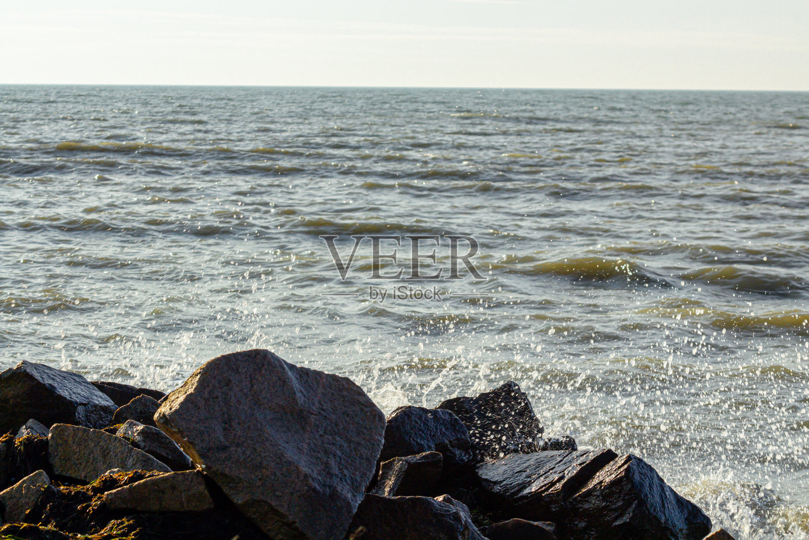 有波浪和大石头的美丽海岸照片摄影图片